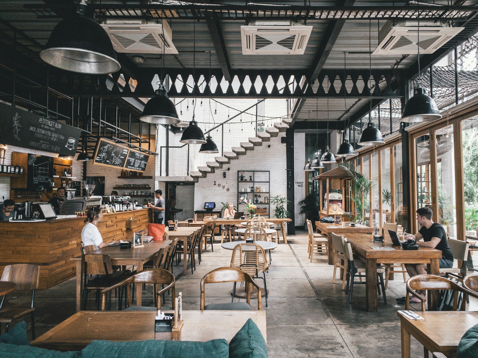 实体饭店联营就餐场景